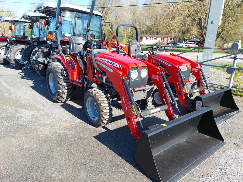 Tractors  Massey Ferguson 1526HL Compact Tractor with Loader Photo